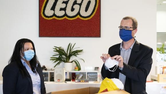 A LEGO saját gyártású védőszemüvegeket adományoz