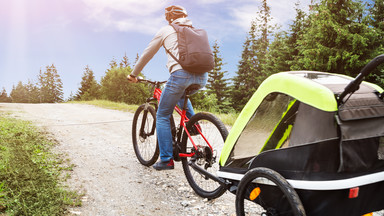 Fotelik czy przyczepka? Jak przewozić dziecko na rowerze?