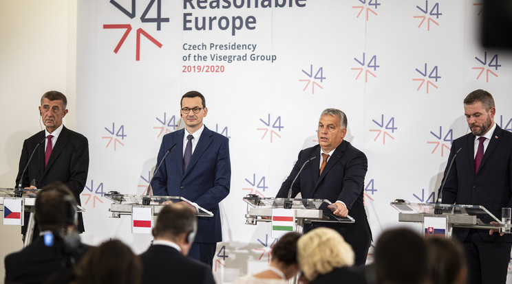 Orbán Viktor miniszterelnök beszél, mellette Peter Pellegrini szlovák (j), Mateusz Morawiecki lengyel (b2) és Andrej Babis cseh kormányfő a V4-Nyugat-Balkán csúcstalálkozó után tartott sajtótájékoztatón Prágában Fotó: MTI/Miniszterelnöki Sajtóiroda/Szecsődi Balázs