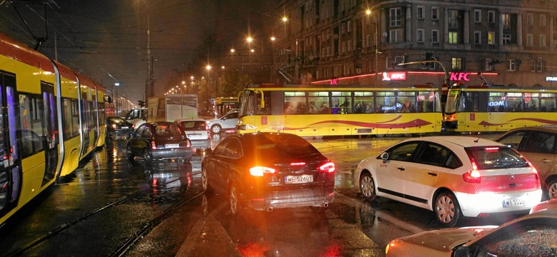 Parkowanie na "żyletkę" i las znaków drogowych w Warszawie