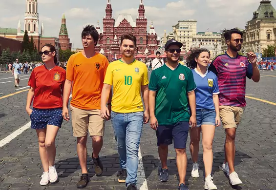 W Rosji za flagę LGBT grozi więzienie. Użyli więc koszulek, by zamanifestować swoją orientację