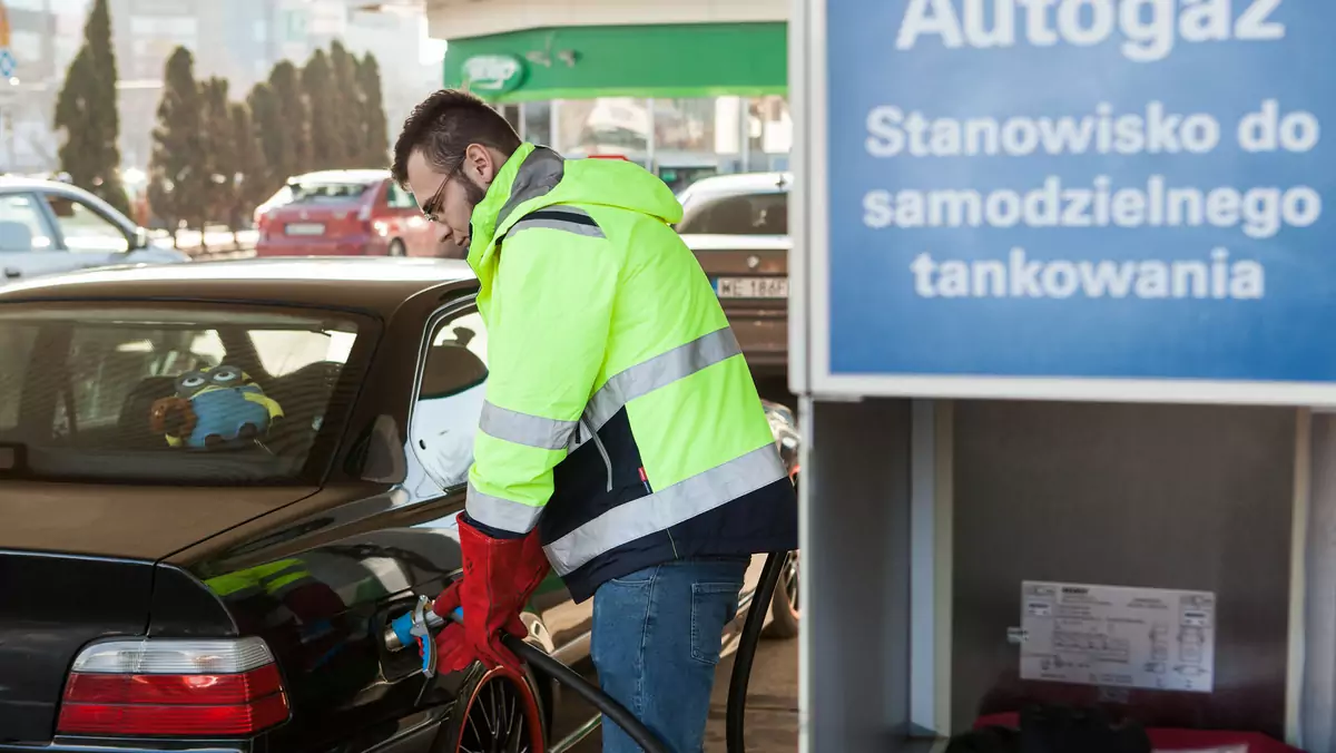 Jak jeździć taniej? Samochody z instalacjami CNG i hybrydy z LPG