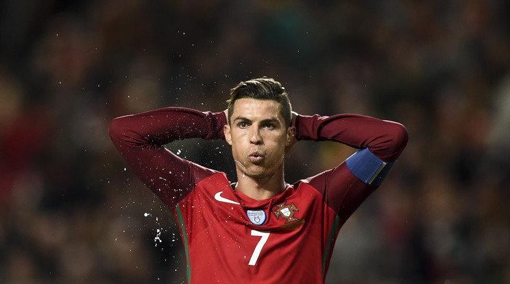 Ronaldo megszabadult a mezétől /Fotó: AFP