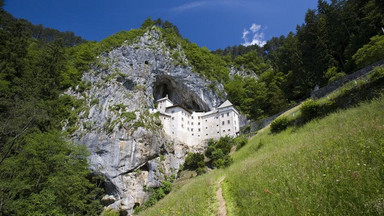 Niesamowity zamek Predjama skryty w jaskini