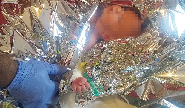 Őrült gyógyító tippek a neten: hajszárítóval akarta csillapítani a hasfájását gyermekének