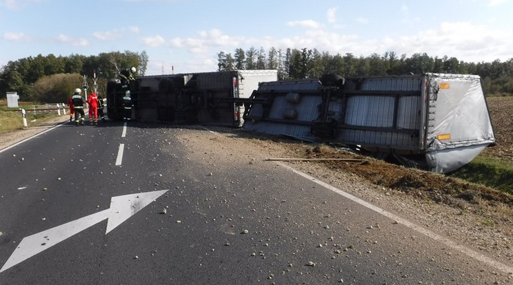 Felborult a kamion / Fotó: Marcali Hivatásos Tűzoltó-parancsnokság