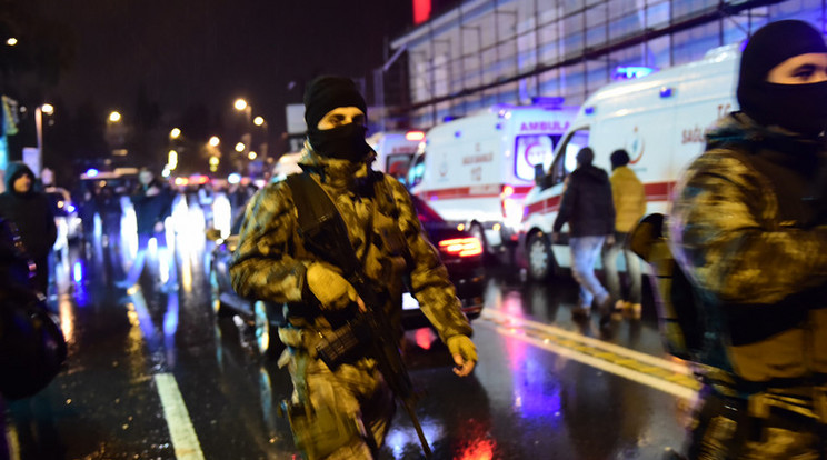 39 embert ölt meg a merénylő, ezután a rendőrök gépfegyverrel járőröztek a török fővárosban /Fotó: AFP