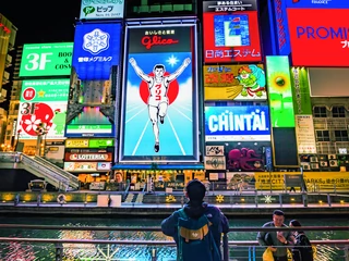 Wielkie billboardy napędzane sztuczną inteligencją zaczynają wyświetlać różne reklamy w zależności od tego, kto przed nimi stoi.