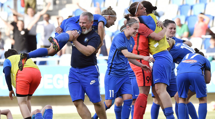 Így ünnepelték a 
Fradi elleni győzelmet és az aranyérmet a kék-fehérek /Fotó: MTI