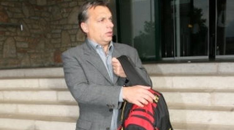 Fia hátizsákját hordja Orbán Viktor