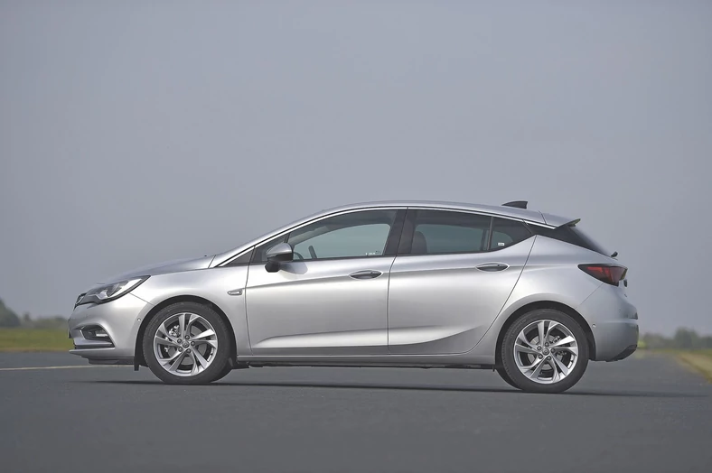 Porównanie - nowa Astra kontra reszta świata: Ford Focus, Hyundai i30, Kia cee'd, Peugeot 308 i VW Golf - spalanie, opinie, dane techniczne
