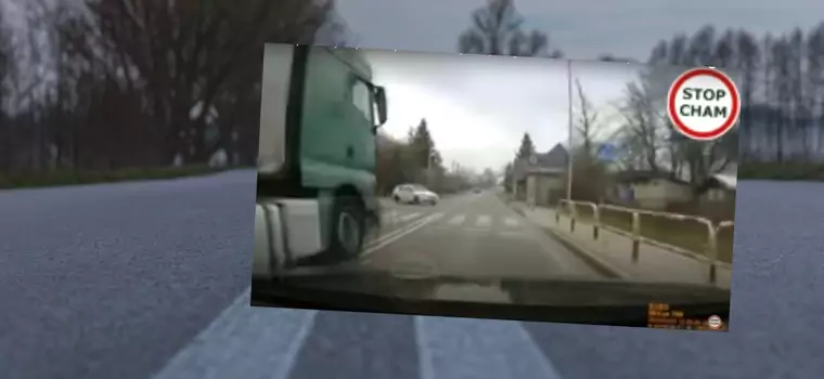 Kierowca tira wyprzedzał na skrzyżowaniu. Za chwilę jechał patrol policji [WIDEO]