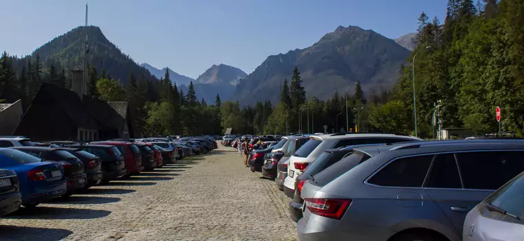 Tyle zapłacisz za parking nad Morskim Okiem. Kwoty szokują