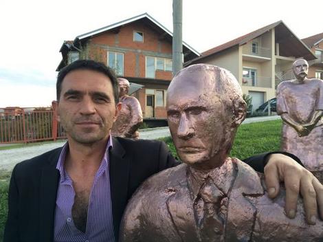 Stevo Selak sa skulpturom Vladimira Putina