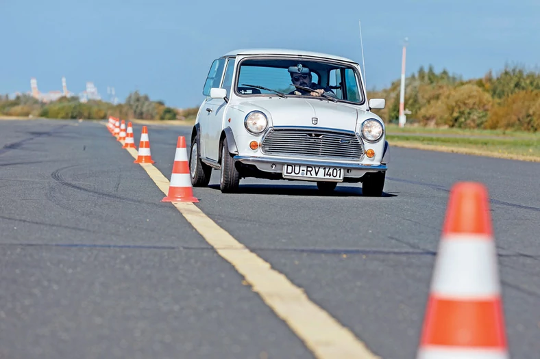 Wow! Najmocniejszy silnik w tym porównaniu napędza najmniejsze auto! Austin Mini Mayfair odgrywa tu rolę sportowca, kierowca znakomicie czuje samochód. Przestronność 
i komfort? To pozostawiono innym...