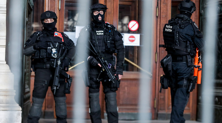 Gépfegyveres rendőrök védik a brüsszeli központi bíróság épületét / MTI/EPA/Stephanie Lecocq
