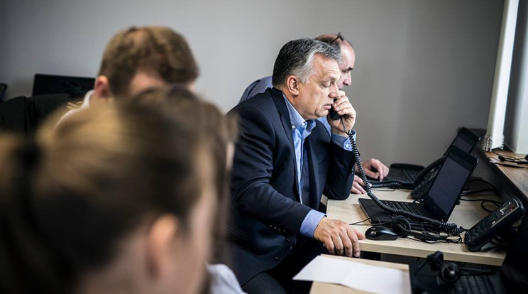 Orbán Viktor a telefonközpontban - a kormányfő is részvételre buzdít / Fotó: Facebook