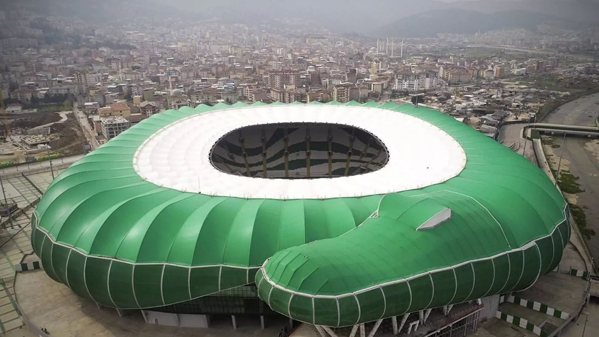 Najdziwniejszy stadion świata. Zielone "łuski" i łeb krokodyla