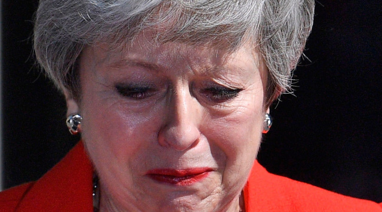 Theresa May sírva jelentette be a lemondását