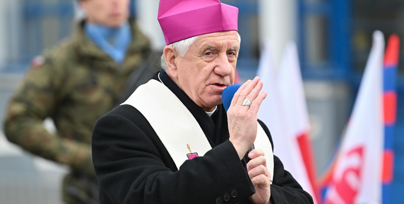 Arcybiskup Dzięga oskarżany o poważne zaniedbania. Niespodziewana decyzja Episkopatu