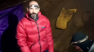 Amerykanin uwięziony w tureckiej jaskini wysłał film. Dramatyczny apel