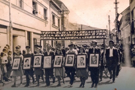 Proslava 1949: Pre odlaska na uranak, parada kroz grad