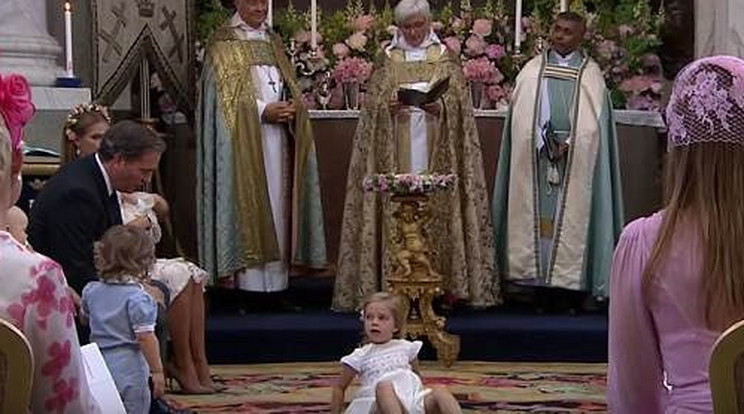 A kis hercegnő a kápolna közepén rendezett jelenetet a keresztelő
közben