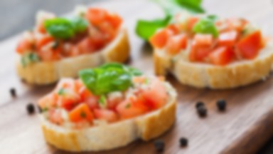 Bruschetta z pomidorami i sosem musztardowo-paprykowym