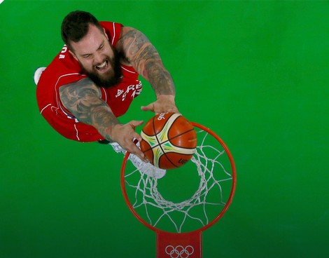 Miroslav Raduljica zakucava na meču sa Venecuelom