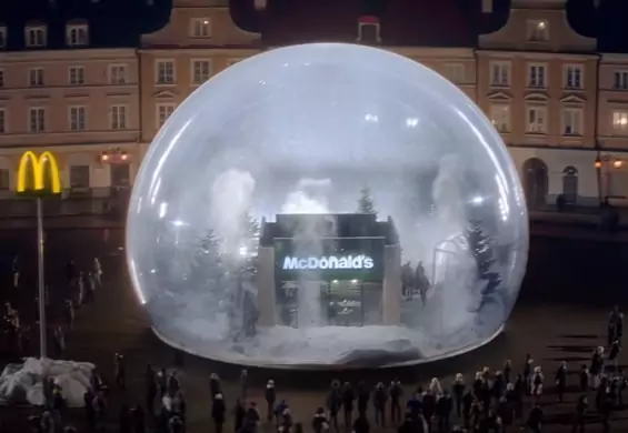 McDonald's postawił w Lublinie kulę śniegową z mini-restauracją w środku. Do sieci trafiło wideo z akcji