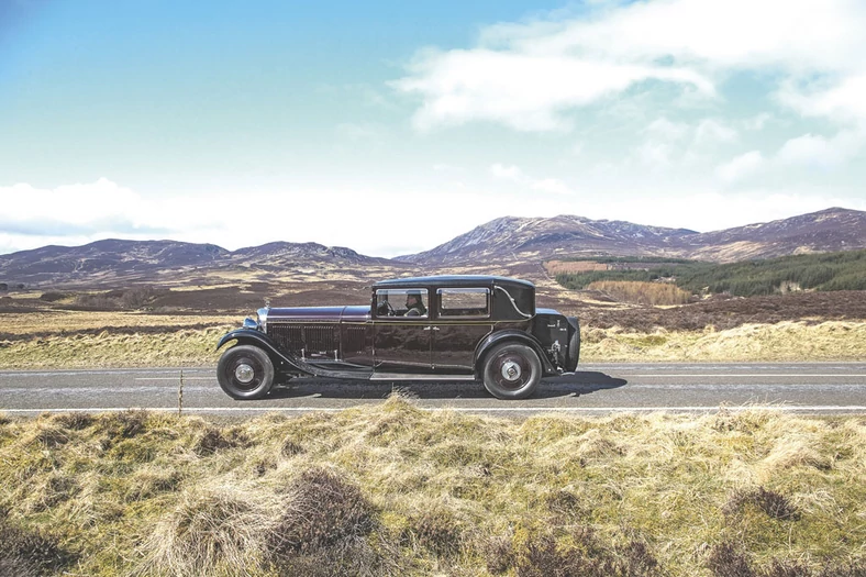 Jedzie król: 85 lat temu Bentley 8 Litre był największym brytyjskim samochodem – rozstaw osi mierzył aż 4 m. Niezależnie od karoserii (zamawianej wówczas w osobnych firmach) Bentley gwarantował prędkość maksymalną 160 km/h