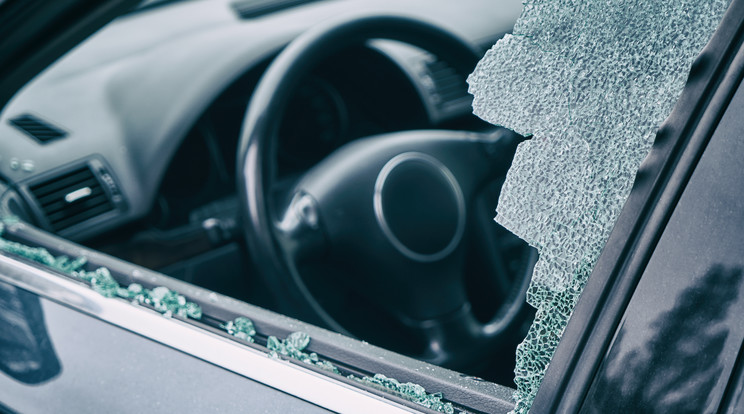 Téglákkla támadtak az autóra (illusztráció) / Fotó: Shutterstock