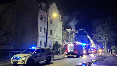 Tragiczne skutki pożaru kamienicy w Żaganiu. Nie żyje jedna osoba, druga trafiła do szpitala