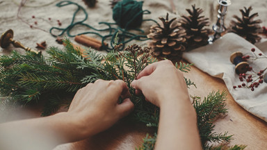 Jak udekorować dom na Boże Narodzenie? Choinka z szyszek odmieni Twoje wnętrze