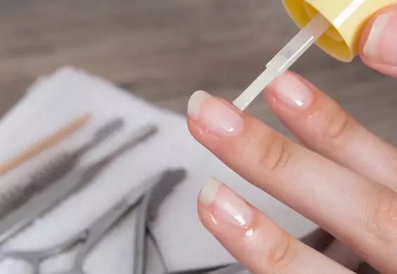 Ten manicure wydłuży paznokcie. Zrobisz go sama  w domu