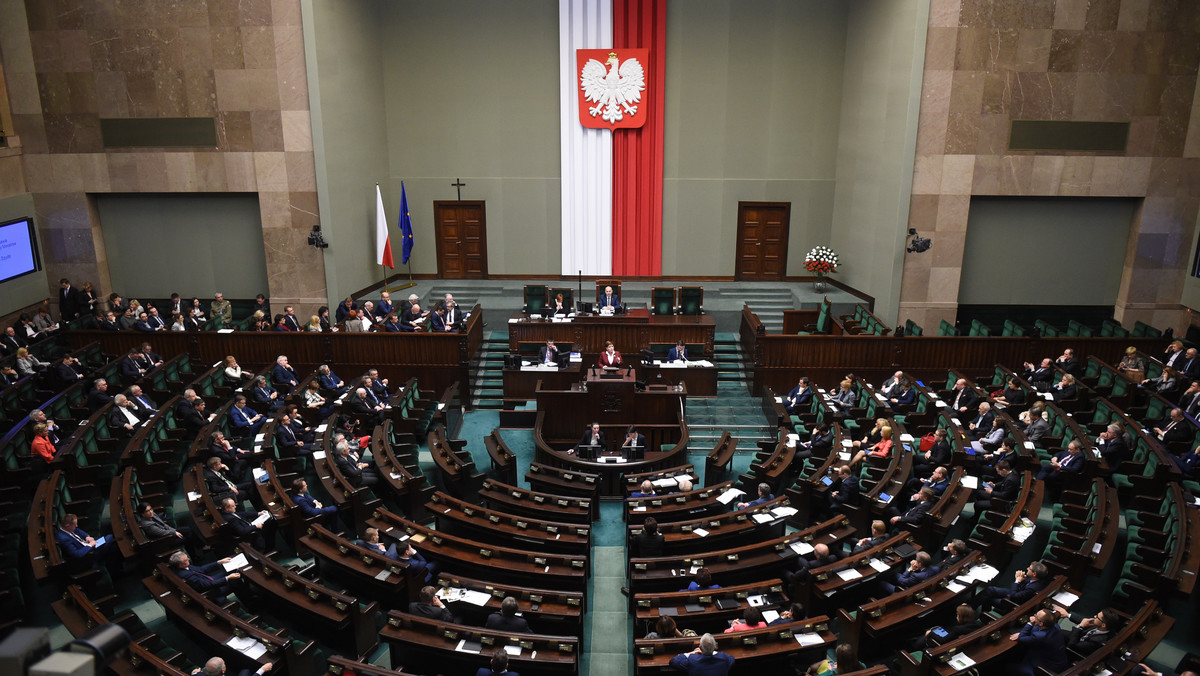 Sejmowa komisja administracji zarekomendowała Sejmowi przyjęcie poprawek PiS do projektu noweli ustawy o służbie cywilnej, które zakładają m.in. by wyższe stanowiska w służbie cywilnej były obsadzane w drodze powołania, a nie otwartego konkursu.