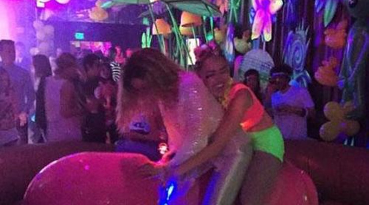 Hatalmas műpéniszen lovagolt Miley Cyrus - fotó!