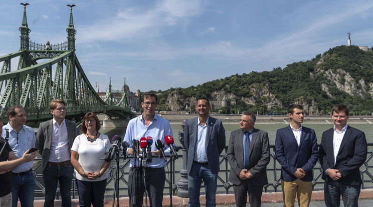 Budapest, 2019. július 5. Karácsony Gergely, az MSZP-Párbeszéd főpolgármester-jelöltje sajtótájékoztatót tart az őszi önkormányzati választásról Budapesten, a Szabadság híd pesti hídfőjénél / Fotó: MTI Szigetváry Zsolt