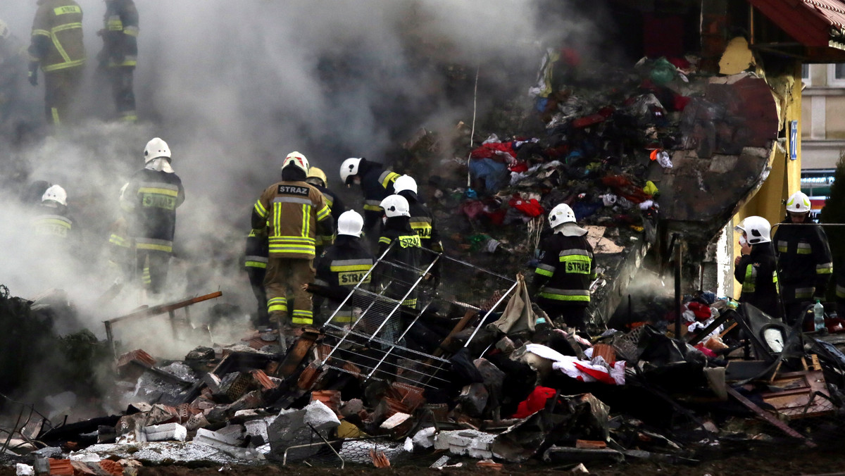 Po zakończeniu akcji strażaków policja prowadzi postępowanie w sprawie pożaru budynku jednorodzinnego w Łomiankach, w którym prawdopodobnie składowane były fajerwerki. W gruzach budynku znaleziono ciało kobiety.
