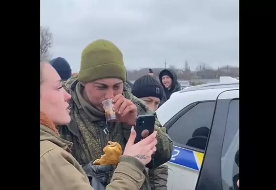 Ukraińcy częstują herbatą rosyjskiego żołnierza. "Nie straciliśmy człowieczeństwa"