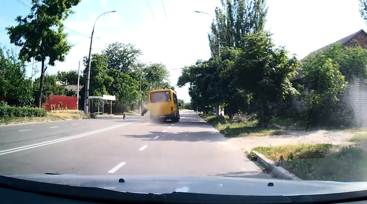 A pillanat, amikor a busz megszabadult két kerekétől /Forrás: Youtube