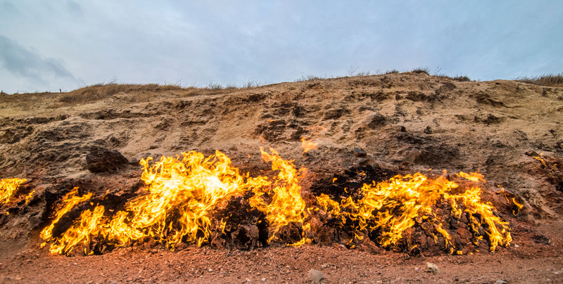 Płonąca góra Yanar Dag nigdy nie gaśnie. Przyczyna tajemniczego ognia leży w ziemi