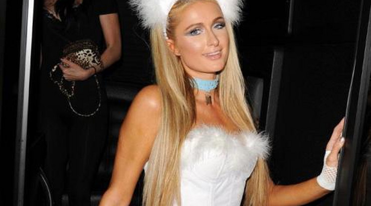 Paris Hilton szexi ruhában partizott