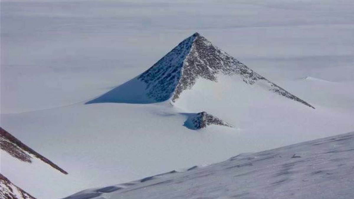 Internauci na całym świecie spekulują na temat tajemniczego obiektu na Antarktydzie, który swoim kształtem przypomina piramidę. W sieci pojawiły się nawet zdjęcia z Google Earth przedstawiające skalną strukturę. Stanowisko w tej sprawie zabrali również naukowcy, którzy próbują wytłumaczyć zjawisko.