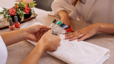 Tak teraz malujemy paznokcie. Ten manicure to hit nadchodzącej zimy