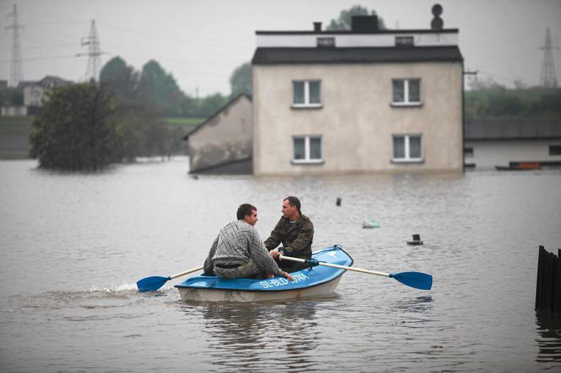 Pierwszą miejscowością, w której wydarzył się dramat, był Bieruń. Położona nad Wisłą, Gostynką, Przemszą i Mleczną miejscowość została zalana 17 maja o 22:30. Pod wodą znalazło się 870 domów, 1600 ha pól, hala sportowa i oczyszczalnia ścieków. Ewakuowano ponad 2300 osób. 