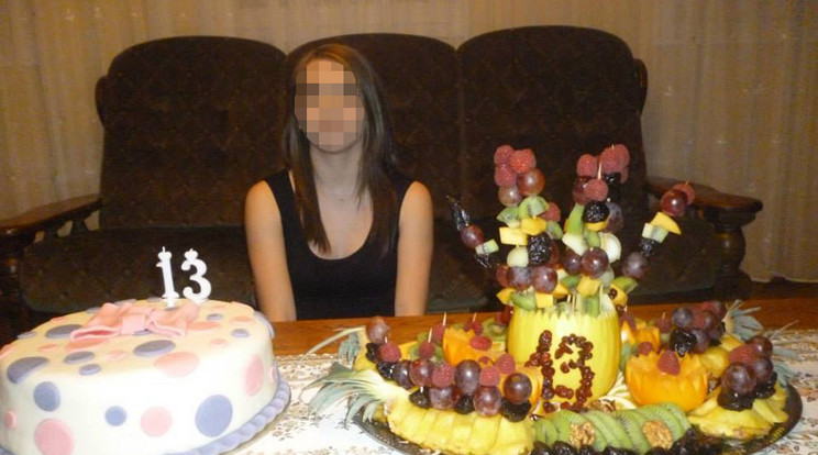 A 2014. novemberében készült fotón Zoé 13. születésnapját ünnepelték, a kislány mindent megkapott