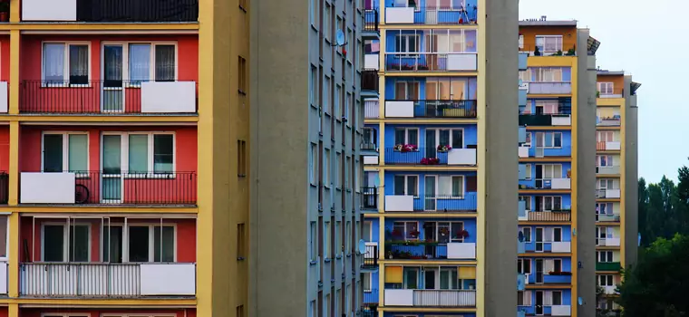 "Spadająca kulka" w bloku to wcale nie sąsiad. Prawda jest zaskakująca