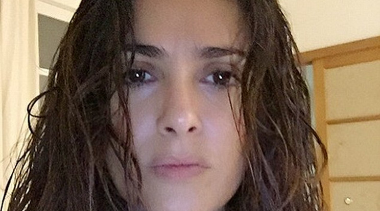 Salma Hayek szelfizett egyet vizes hajjal, smink nélkül / Fotó: Instagram