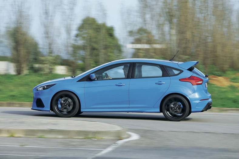 Honda Civic Type R kontra Ford Focus RS - który hot-hatch jest lepszy na torze?